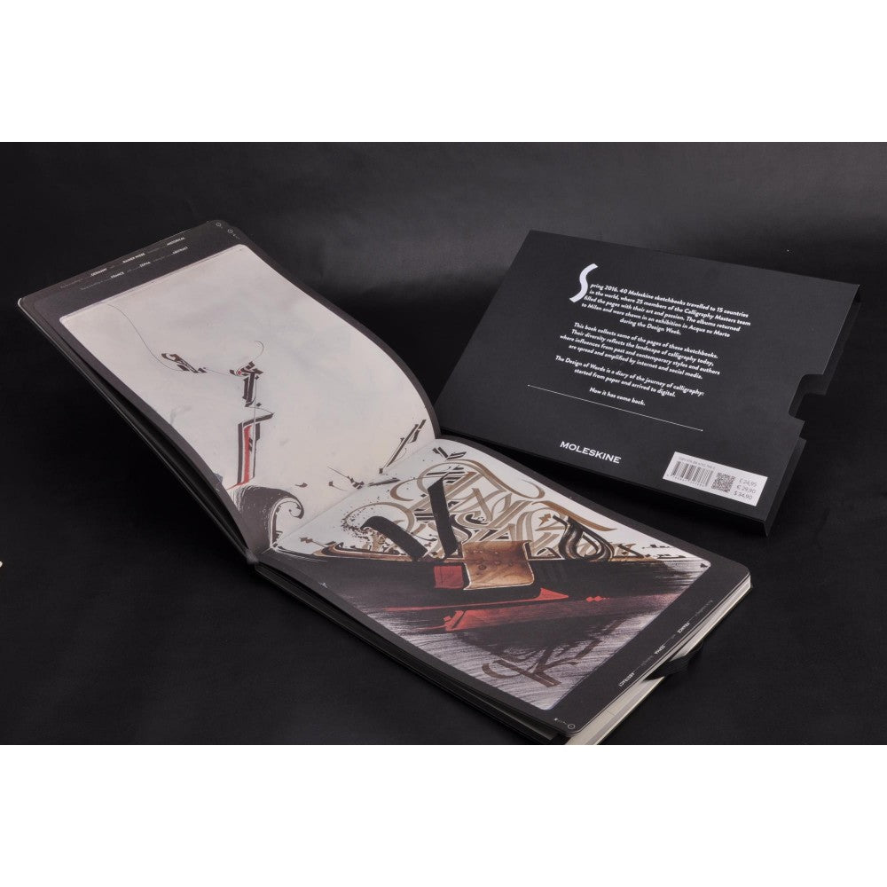 Moleskine Art Bücher - The Design Of Words / Hardcover / A4 / schwarz mit Prägung